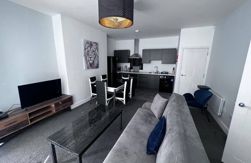 Salford Apartment | Cosy 2-BR Flat near Salford Royal with Parking