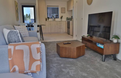 Henderson Apartment | Cosy 2BR House in Awaroa Road