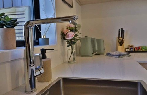 Henderson Apartment | Cosy 2BR House in Awaroa Road