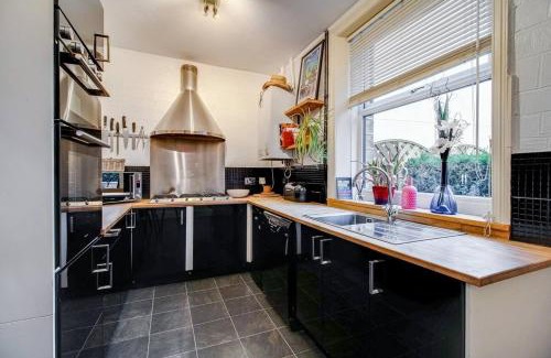 Meltham House | Cosy 3-Bed Country Escape, Family & Pets , Sleeps 5