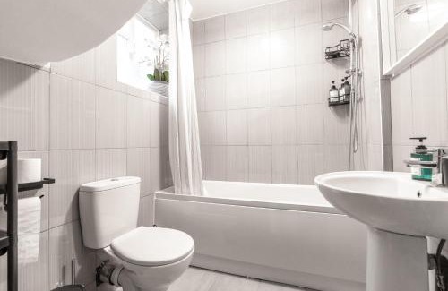 Shepherd's Bush Apartment | Cosy 3 Bed flat in Shepherds bush Sleeps 8 guest