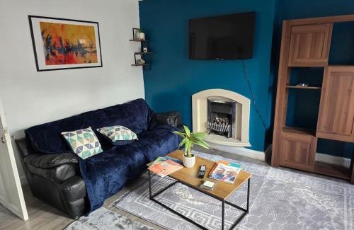 Clayton House | Cosy 3 Bed with Parking Near Piccadilly, Etihad Stadium and COOP Live Sleeps up to 6