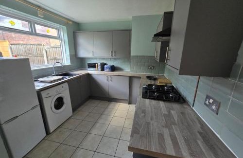 Clayton House | Cosy 3 Bed with Parking Near Piccadilly, Etihad Stadium and COOP Live Sleeps up to 6