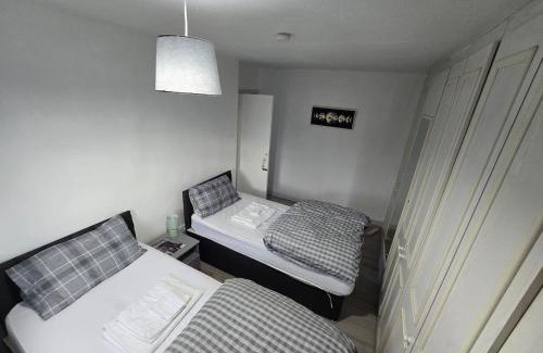 Clayton House | Cosy 3 Bed with Parking Near Piccadilly, Etihad Stadium and COOP Live Sleeps up to 6