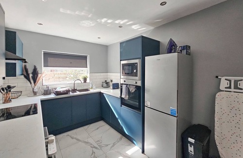 Manchester House | Cosy 4-Bed Home with On-street parking