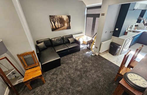 Manchester House | Cosy 4-Bed Home with On-street parking
