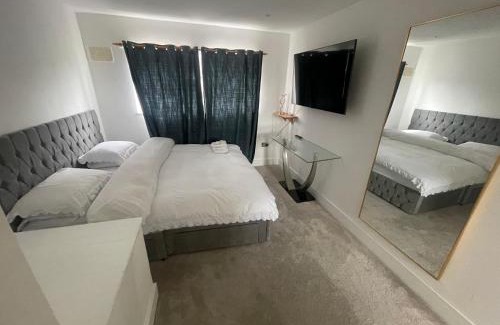 Borehamwood House | Cosy 4 bedroom house in borehamwood