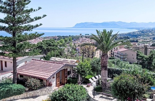 Castellammare del Golfo Apartment | Cosy apartment for 7 people with A/C, WIFI, pool, TV and balcony