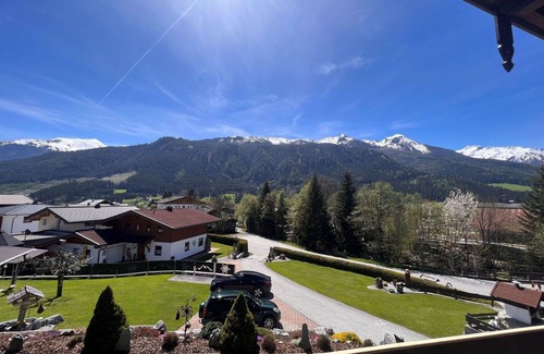 Muhlbach im Pinzgau Apartment | Cosy apartment for 8 people with WIFI, TV, terrace, pets allowed, panoramic view and parking