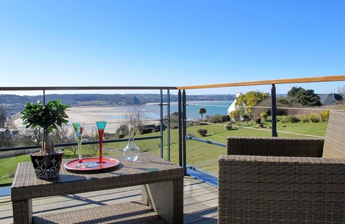 Saint-Michel-en-Greve Apartment | Cosy apartment for 4 people with WIFI, pool, TV and patio
