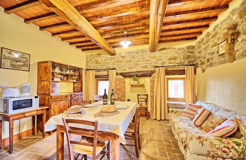 Castelnuovo Berardenga Apartment | Cosy apartment for 3 people with WIFI, pool, pets allowed and panoramic view