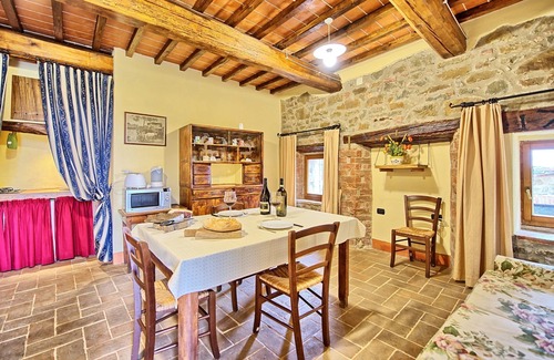 Castelnuovo Berardenga Apartment | Cosy apartment for 3 people with WIFI, pool, pets allowed and panoramic view