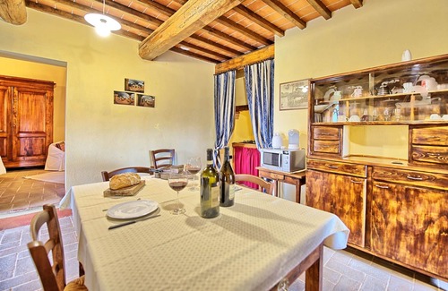Castelnuovo Berardenga Apartment | Cosy apartment for 3 people with WIFI, pool, pets allowed and panoramic view