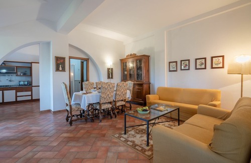 Ponte di Gabbiano Apartment | Cosy apartment for 5 people with A/C, pool, WIFI, TV, pets allowed and parking, close to Siena