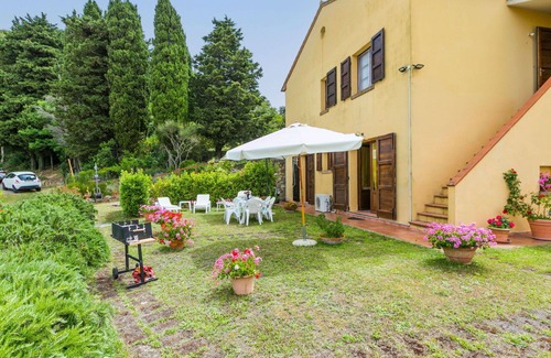 Castellina Marittima Apartment | Cosy apartment for 17 people with WIFI, pool, A/C, TV, patio, pets allowed and panoramic view