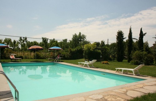 Castiglion Fiorentino Apartment | Cosy apartment for 4 guests with pool, WIFI, TV, pets allowed and parking, close to Cortona