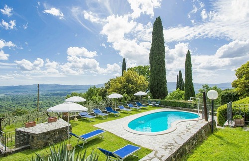Loro Ciuffenna Villa | Cosy apartment in villa for 6 guests with WIFI, pool, terrace and parking