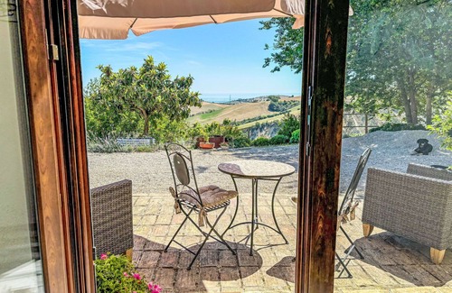 Cologna Spiaggia Villa | Cosy apartment in villa with hot tub, A/C, WIFI, pool, TV, patio, pets allowed and panoramic view