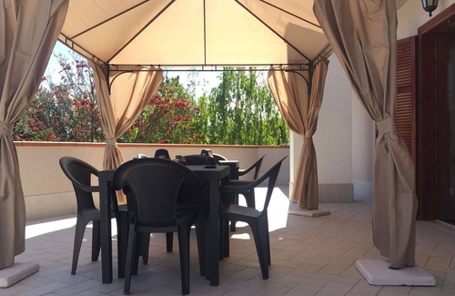 Roseto degli Abruzzi Villa | Cosy apartment in villa for 2 guests with A/C, WIFI, TV and patio