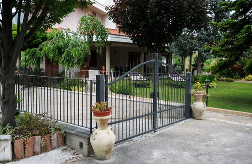 Roseto degli Abruzzi Villa | Cosy apartment in villa for 2 guests with A/C, WIFI, TV and patio