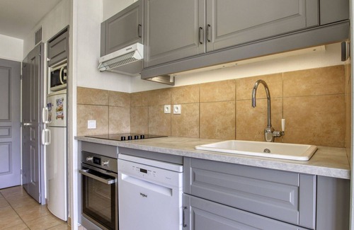 Six-Fours-les-Plages Apartment | Cosy apartment for 6 people with WIFI, pool, A/C, TV, terrace and pets allowed