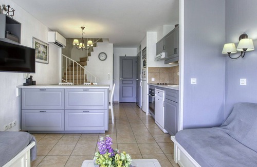 Six-Fours-les-Plages Apartment | Cosy apartment for 6 people with WIFI, pool, A/C, TV, terrace and pets allowed