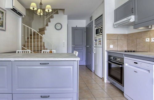 Six-Fours-les-Plages Apartment | Cosy apartment for 6 people with WIFI, pool, A/C, TV, terrace and pets allowed