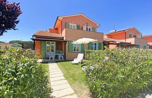 Vada Apartment | Cosy apartment for 6 people with A/C, WIFI, pool, TV, patio and parking