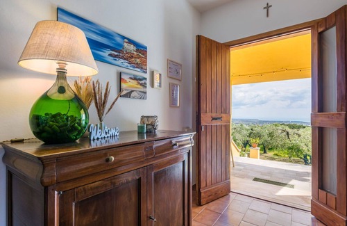 Rosignano Marittimo Apartment | Cosy apartment for 4 people with WIFI, TV, terrace, pets allowed, panoramic view and parking