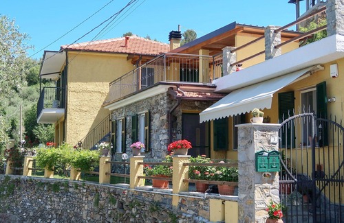 Villanova d'Albenga Apartment | Cosy apartment for 6 guests with WIFI, A/C, TV, terrace and parking