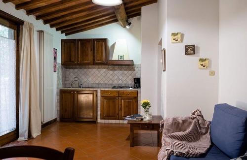 Colle di Val d'Elsa House | Cosy apartment in villa for 4 guests with pool, TV, patio, pets allowed and parking