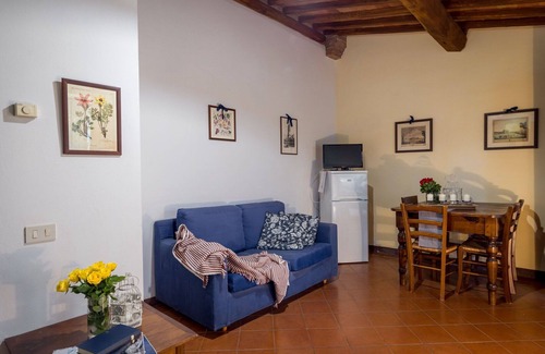 Colle di Val d'Elsa House | Cosy apartment in villa for 4 guests with pool, TV, patio, pets allowed and parking
