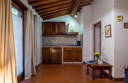 Colle di Val d'Elsa House | Cosy apartment in villa for 4 guests with pool, TV, patio, pets allowed and parking