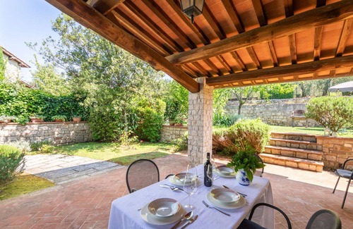 Gaiole in Chianti House | Cosy apartment in villa for 4 people with pool, A/C, WIFI, TV, pets allowed and parking