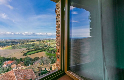 Casale Marittimo Apartment | Cosy apartment for 5 people with WIFI, TV, balcony, pets allowed and panoramic view
