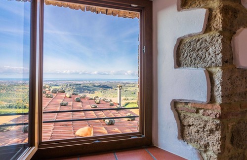 Casale Marittimo Apartment | Cosy apartment for 5 people with WIFI, TV, balcony, pets allowed and panoramic view
