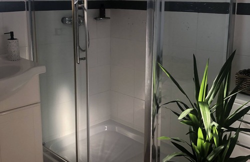 Whalley Apartment | Cosy Apartment, 2 Minutes Walk Into Whalley Village Centre