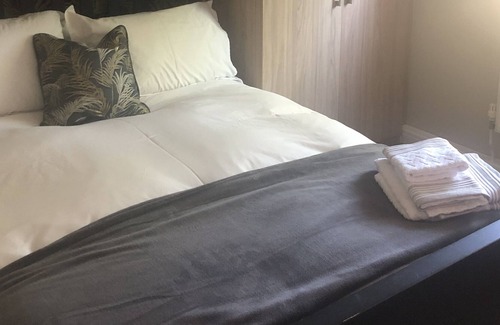Whalley Apartment | Cosy Apartment, 2 Minutes Walk Into Whalley Village Centre