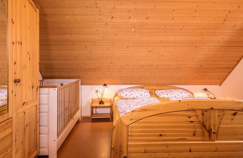 Bermatingen Apartment | Cosy Apartment "Dachsberg Weitblick" with Shared Garden, Wi-Fi