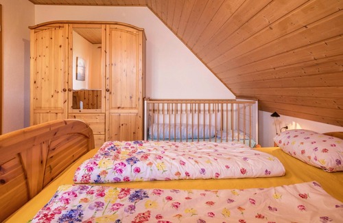 Bermatingen Apartment | Cosy Apartment "Dachsberg Weitblick" with Shared Garden, Wi-Fi