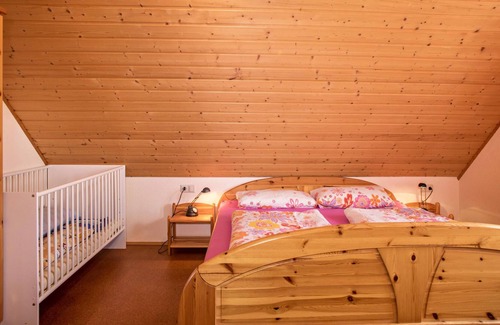 Bermatingen Apartment | Cosy Apartment "Dachsberg Maisonette" with Shared Garden and Wi-Fi