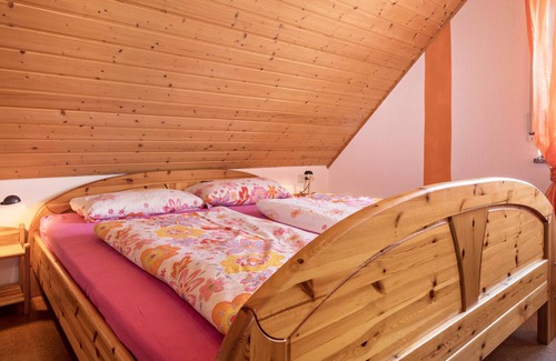 Bermatingen Apartment | Cosy Apartment "Dachsberg Maisonette" with Shared Garden and Wi-Fi