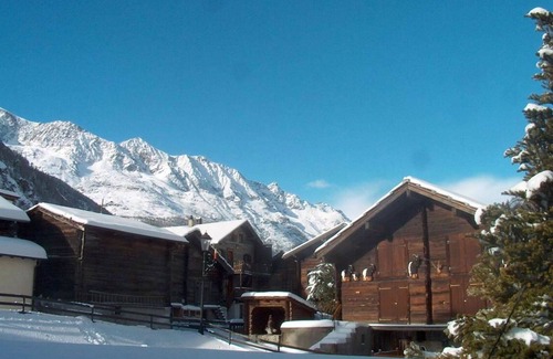 Saas Almagell Apartment | Cosy apartment for 3 guests with WIFI, hot tub, TV and balcony