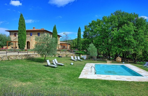 Simignano Apartment | Cosy apartment for 3 guests with WIFI, pool, TV, pets allowed and parking