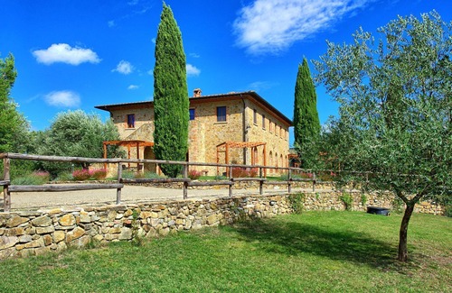 Simignano Apartment | Cosy apartment for 3 guests with WIFI, pool, TV, pets allowed and parking