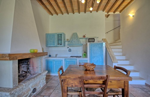 Simignano Apartment | Cosy apartment for 3 people with pool, WIFI, TV and pets allowed