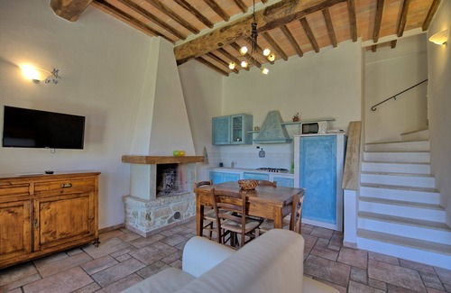 Simignano Apartment | Cosy apartment for 3 people with pool, WIFI, TV and pets allowed
