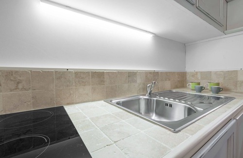 Monteriggioni Apartment | Cosy apartment for 2 guests with pool, WIFI, A/C, TV, pets allowed and parking, close to Siena