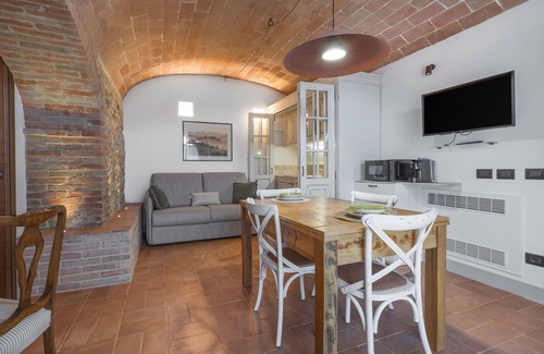 Monteriggioni Apartment | Cosy apartment for 2 guests with pool, WIFI, A/C, TV, pets allowed and parking, close to Siena