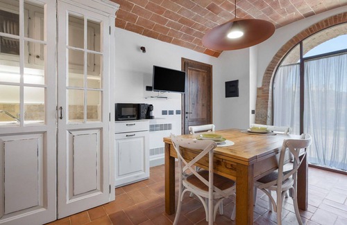 Monteriggioni Apartment | Cosy apartment for 2 guests with pool, WIFI, A/C, TV, pets allowed and parking, close to Siena